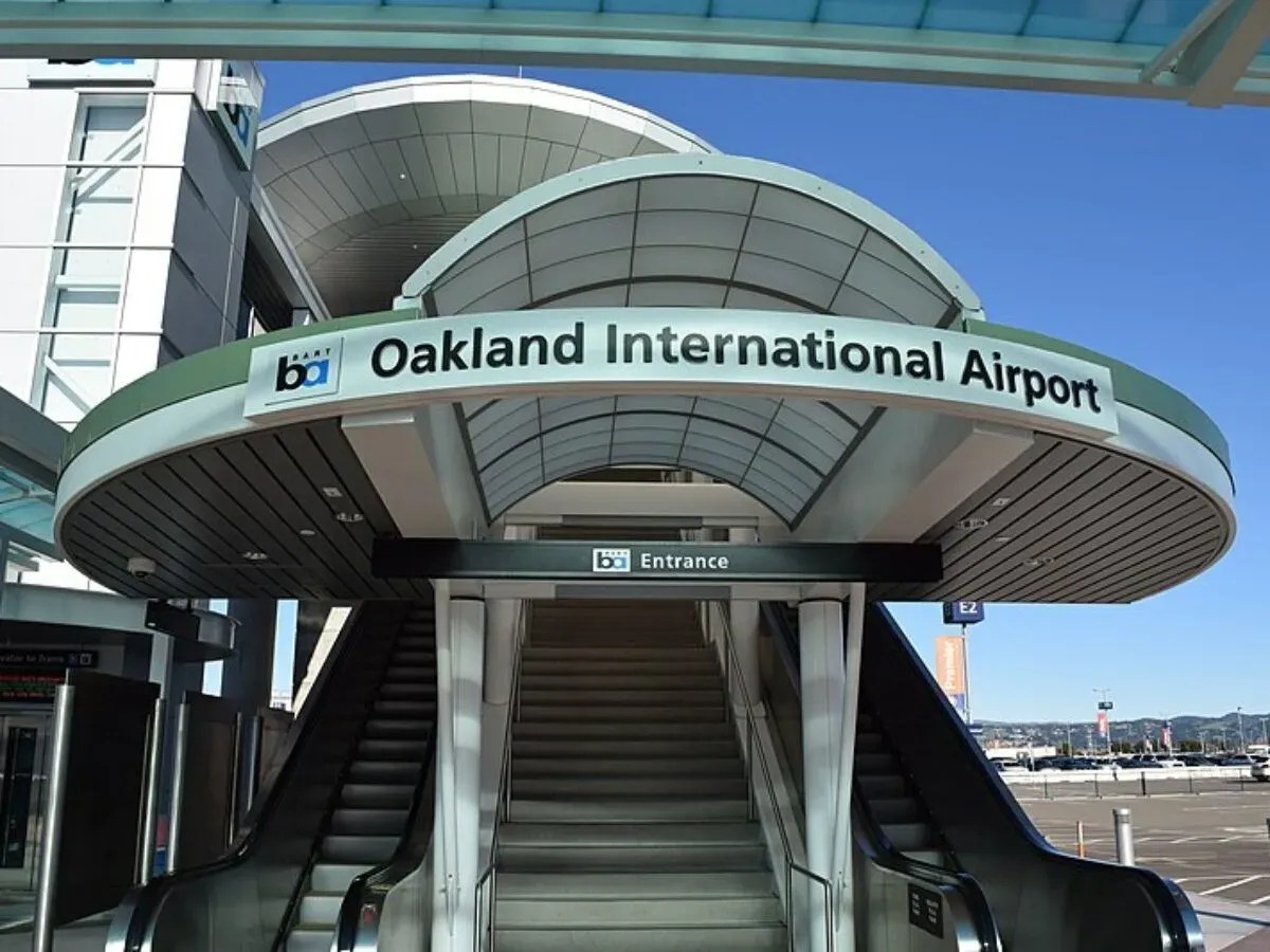 Oakland International Airport OAK entrance for airport transfers